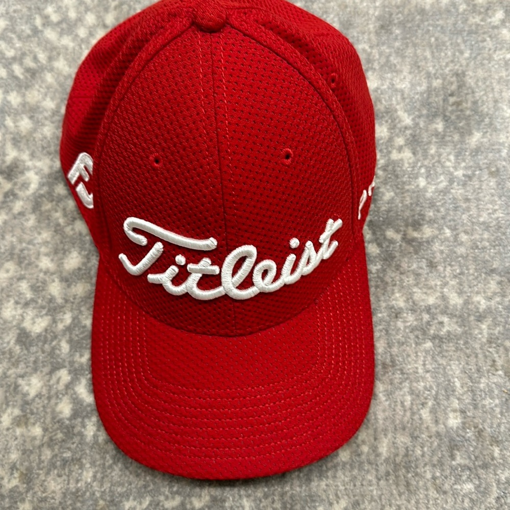 TITLEIST PRO V1 CAP S / M RED AND WHITE BREATHABLE MESH. NOT ADJUSTABLE!